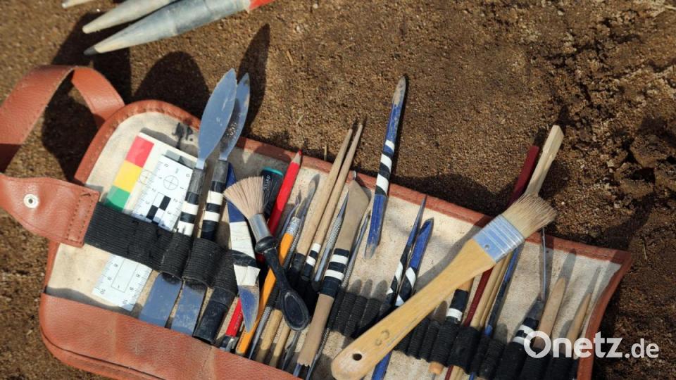 Mancher Archäologe bringt sein eigenes &quot;Sezier-Besteck&quot; zur Grabung mit. Bild: GERHARD GOETZ
