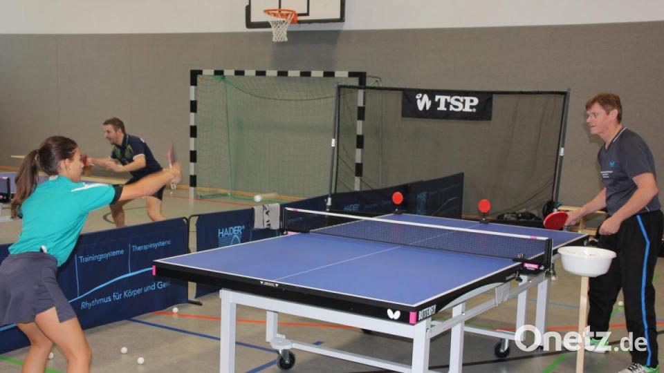 Manfred Jost beim Balleimer-Training mit Saskia Sacher (SV Neusorg). Bild: kro