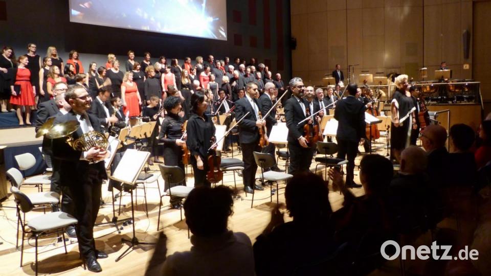 Chor und Orchester verabschieden sich. Bild: fsb
