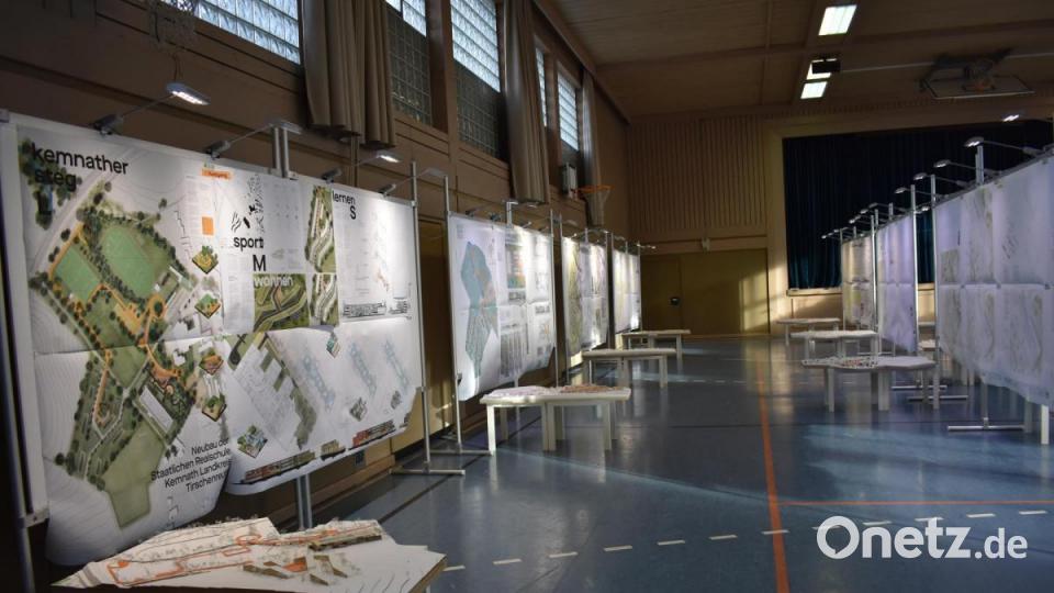 In der Turnhalle der Kemnather Realschule sind zahlreiche Stellwände und Modelle aufgebaut. Sie zeigen die 20 Vorschläge zum Ideen- und Realisierungswettbewerb zum Neubau der Schule. Bild: lue
