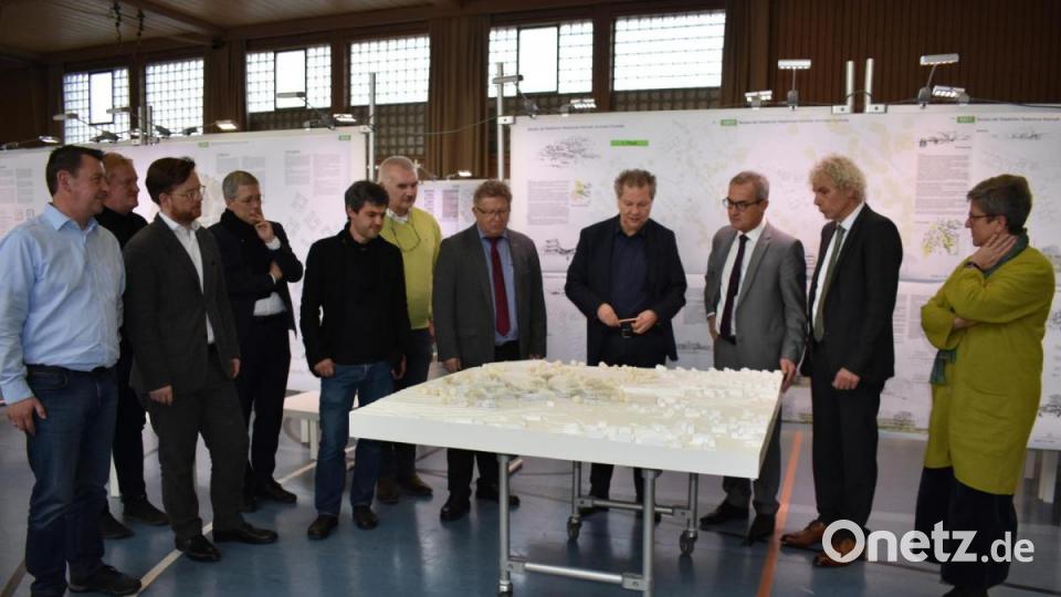 Auf dem Bild ist die elf-köpfige Jury des Realisierungswettbewerbs zum Neubau der Realschule Kemnath zu sehen. Volker Heid (Vierter von rechts) leitete das Gremium für zwei Tage. Bild: lue