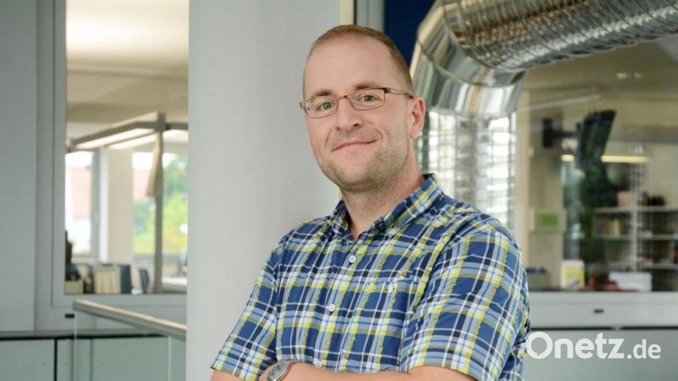 Energieberater Florian Urmann aus Amberg weiß, wie Hausbesitzer etwas für die Umwelt tun können und dabei auch noch den Geldbeutel schonen. Bild: Gabi Schönberger