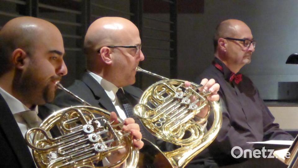 Zwei Hornisten und Pianist Peter Kosmos (rechts). Bild: fsb