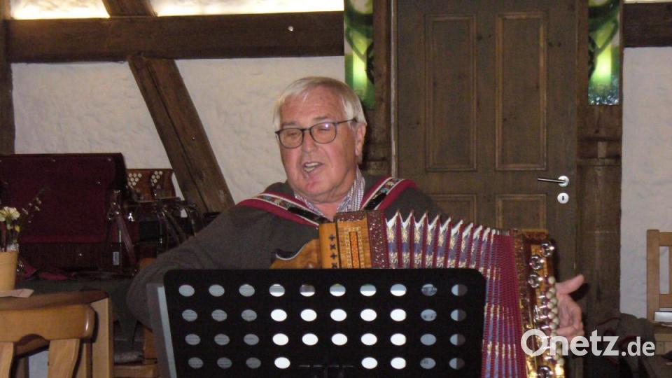 Werner Heider aus Marktredwitz bereicherte mit seiner Steirischen die gutbesuchte Kirwafeier in der Rechersimer-Zoiglstube. Bild: ang