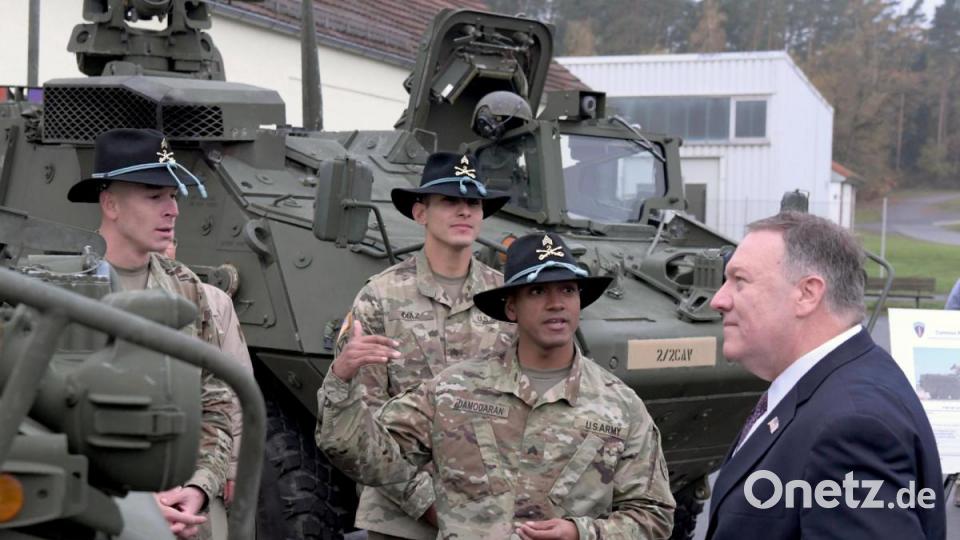 Mit einem Besuch von US-Soldaten im bayerischen Grafenwöhr hat US-Außenminister Mike Pompeo am Donnerstag seinen zweitägigen Deutschlandbesuch gestartet. Bild: Jens Meyer/AP-Pool/dpa