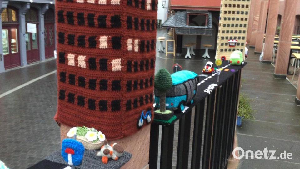 &quot;Wollkenkratzer&quot;: Yarnbombing-Aktion in Frankfurt. Bild: eik