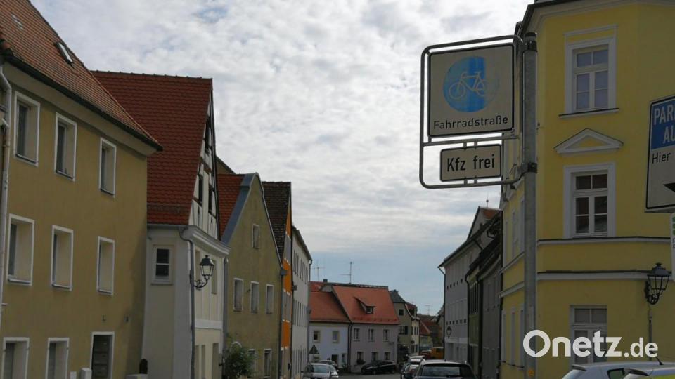 Die Spuren des Radverkehrskonzepts in der Altstadt. Diese hier sind schon älter. Eine Fahrradstraße ist per Definition eine Straße, die dem Radverkehr vorbehalten ist. Dürfen sie auch Autos benutzen, ist es aber keine Fahrradstraße mehr. Das Schild an der Neustift könnte also auch einfach entfernt werden. Bild: ass