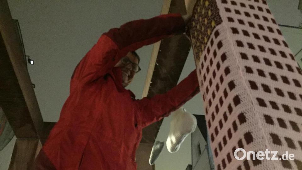 Oberpfalz-Medien war dabei: Redakteurin Heike Unger hat mitgehäkelt und näht hier einen der Wollkenkratzer zusammen. Bild: exb