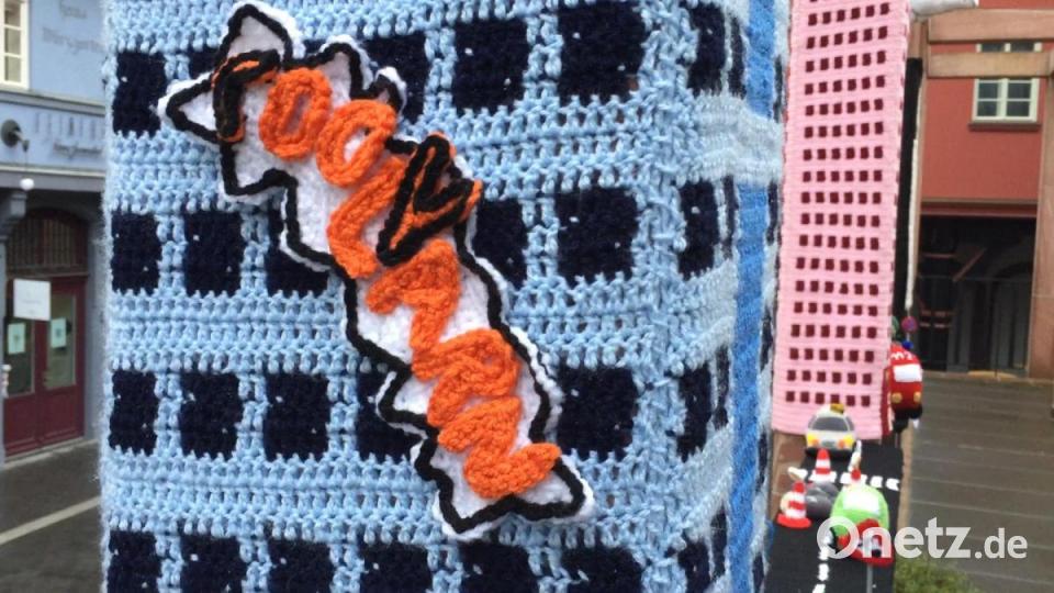 &quot;Wollkenkratzer&quot;: Yarnbombing-Aktion in Frankfurt. Bild: eik
