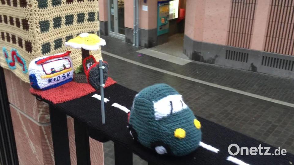 &quot;Wollkenkratzer&quot;: Yarnbombing-Aktion in Frankfurt. Bild: eik