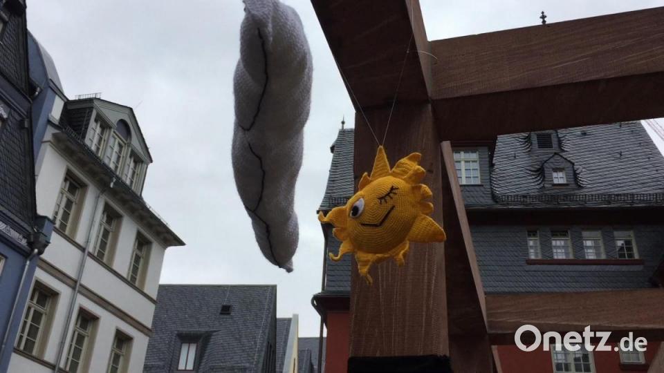 Bei der Installation hat es geregnet. Die Yarn Gang hat sich einfach ihre eigene Sonne aufgehängt. Bild: eik