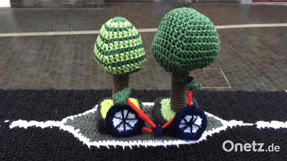 &quot;Wollkenkratzer&quot;: Yarnbombing-Aktion in Frankfurt. Eine Gruppe Strickbegeisterter häkelt in der Neuen Frankfurter Altstadt einen kompletten Straßenzug nach - mit Hochhäusern, Straßen und vielen Details. Bild: eik