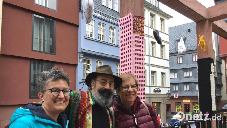 Geschafft! Heike Unger, David Wasser und Elke Hahn (von links) freuen sich über das Ergebnis der Häkel-Aktion. Bild: eik
