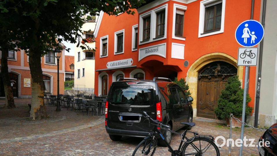 Etwas ratlos hinterlässt diese verkehrstechnische Neuerung am Viehmarkt. Hier dürfen auch Radfahrer durch. Aber wohin? Das Auto steht zwar nicht immer da, die Bestuhlung des Cafés ist dann aber die Endstation auf zwei Rädern. Bild: ass