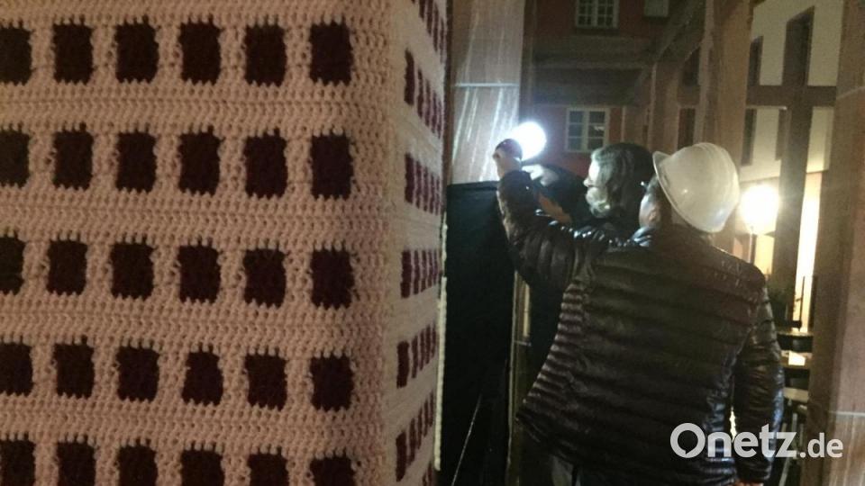 &quot;Wollkenkratzer&quot;: Yarnbombing-Aktion in Frankfurt. Bild: eik