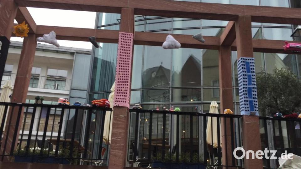 Es ist ein großes Kunst-Projekt: Die Wollkenkratzer sind 3 x 13 Meter groß. Bild: eik