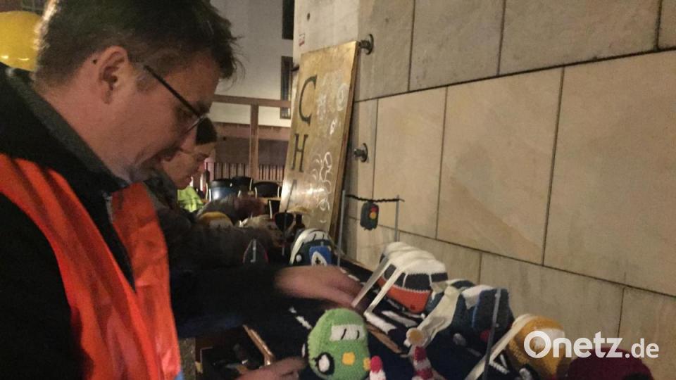 &quot;Wollkenkratzer&quot;: Yarnbombing-Aktion in Frankfurt. Bild: eik