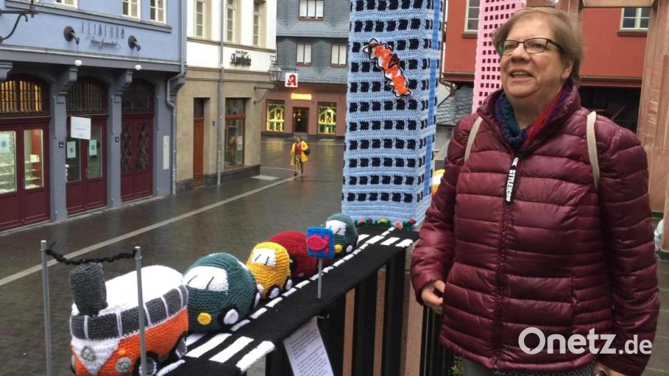 Mit-Initiatorin Elke Hahn vor der fertigen Installation. Bild: eik