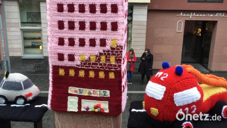 &quot;Wollkenkratzer&quot;: Yarnbombing-Aktion in Frankfurt. Bild: eik
