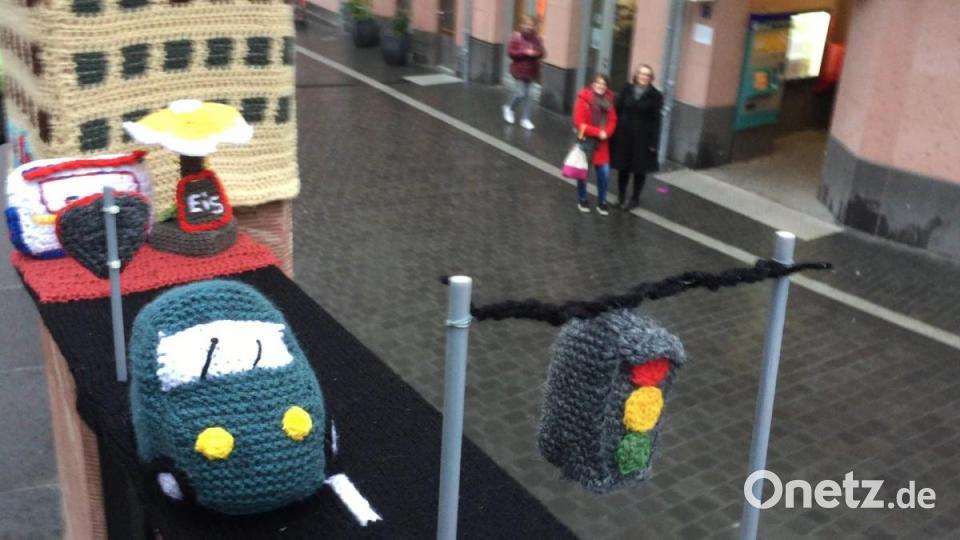 &quot;Wollkenkratzer&quot;: Yarnbombing-Aktion in Frankfurt. Bild: eik