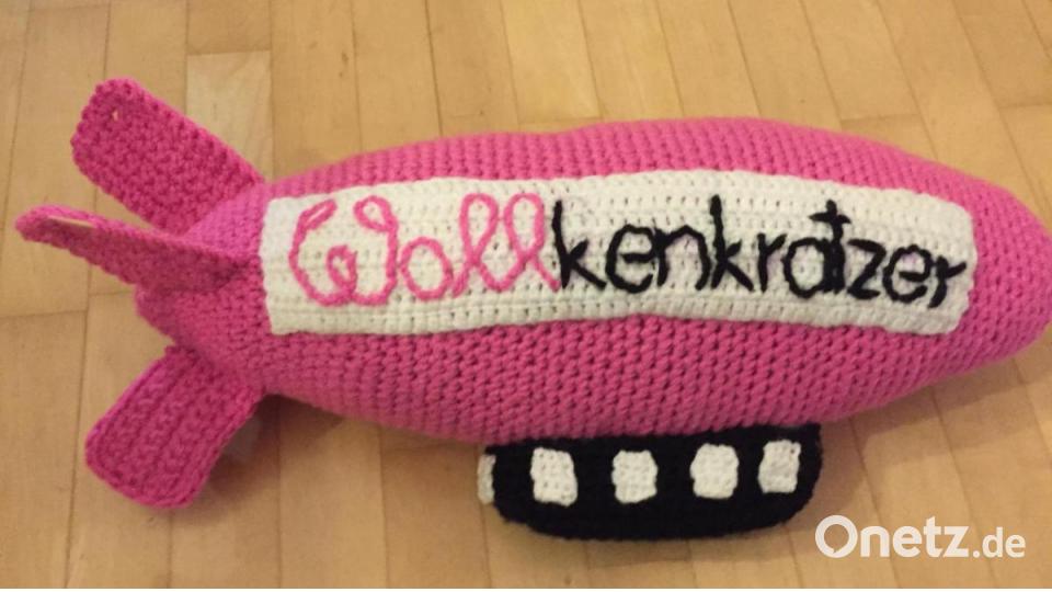 Der rosa Zeppelin trägt den Namen der Yarnbombing-Aktion: Wollkenkratzer. Bild: eik