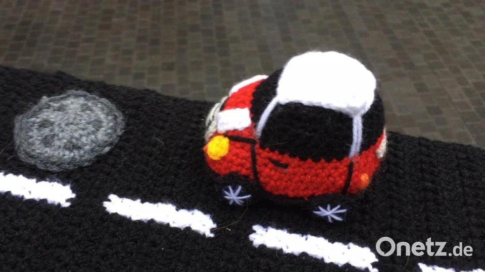 Beliebtes Fotomotiv: Der feuerrote Mini vor dem Kanaldeckel. Bild: eik