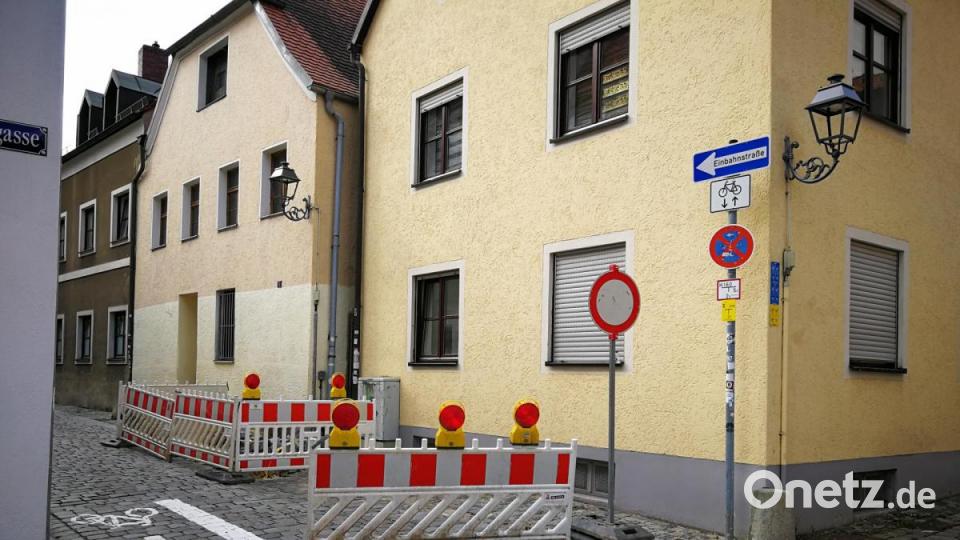 Die Spuren des Radverkehrskonzepts in der Altstadt. Schutz für die Radfahrer. Weil sie in der Langen Gasse auch entgegen der Einbahnstraße fahren dürfen, bekommen sie einen eigenen Streifen. Bild: ass