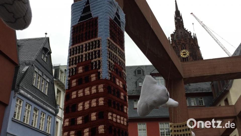 Mitten in der Neuen Altstadt, am Römer, ist das Häkel-Kunstwerk installiert. Bild: eik