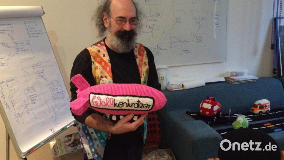 &quot;Wollkenkratzer&quot;: Yarnbombing-Aktion in Frankfurt. Bild: eik