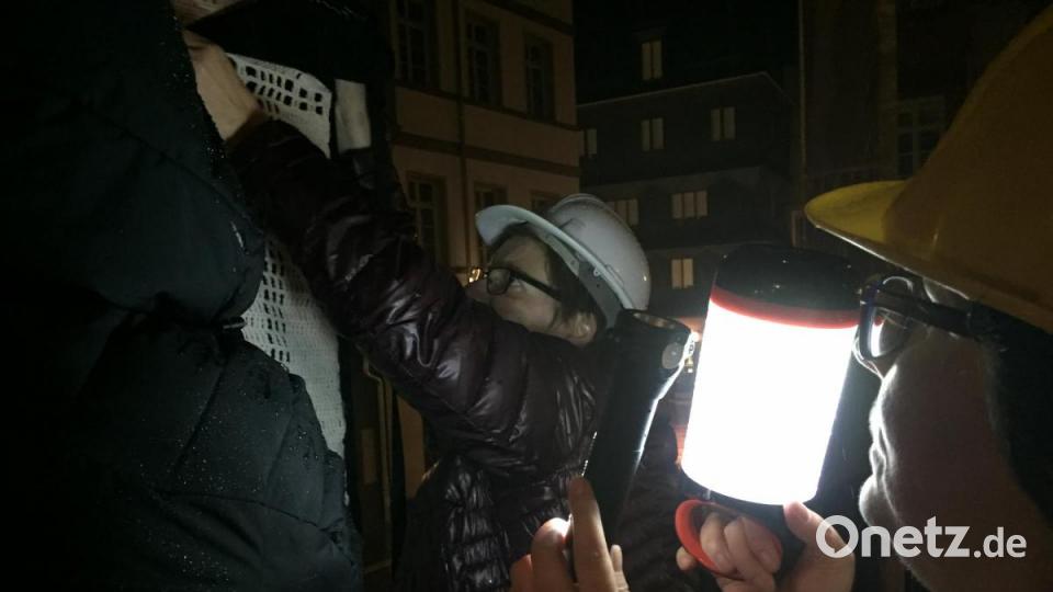 Pssst - streng geheim! Im Schein einer Baustellenlampe nähen Mitglieder der Yarn-Gang die letzten Teile am &quot;Tatort&quot; zusammen. Bild: eik