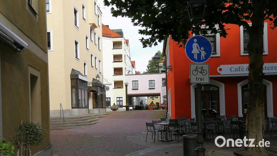 Die Spuren des Radverkehrskonzepts in der Altstadt. Hier ergibt die Kombination am Viehmarkt Sinn. Radfahrer können via Fußgängerpassage problemlos in Richtung Paradiesplatz fahren. Bild: ass