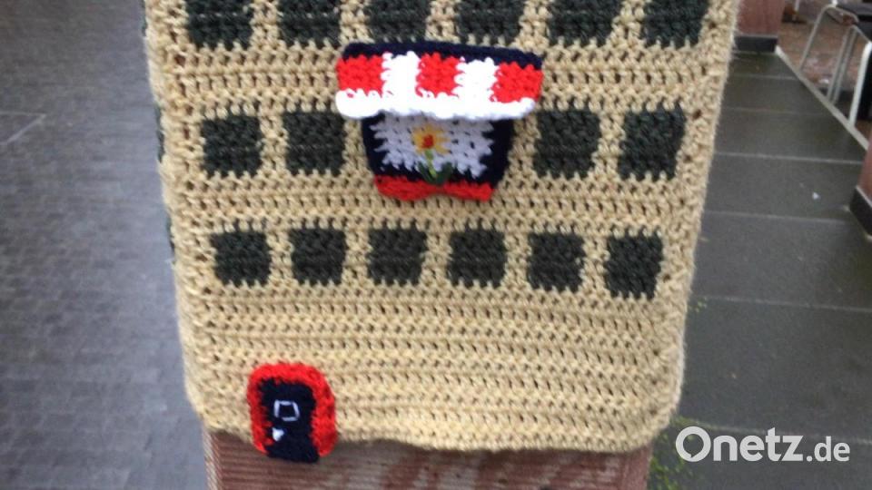 &quot;Wollkenkratzer&quot;: Yarnbombing-Aktion in Frankfurt. Bild: eik