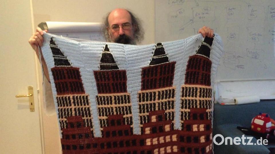 Jeder Frankfurter kennt ihn. Jetzt gibt es den Messeturm auch gehäkelt. Bild: eik