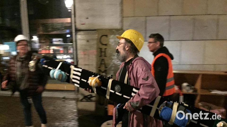 Yarnbombing soll überraschen - deshalb wird das Projekt &quot;Wollkenkratzer&quot; nachts aufgebaut. Bild: eik