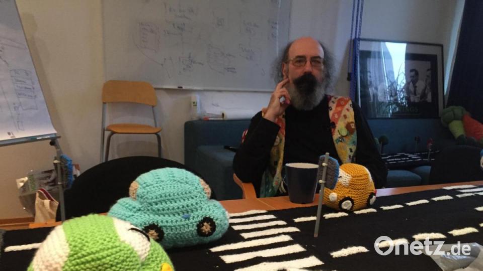 &quot;Wollkenkratzer&quot;-Initiator David Wasser mit Teilen des Häkel-Kunstprojekts in seinem Büro in Frankfurt. Bild: eik