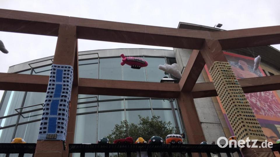 &quot;Wollkenkratzer&quot;: Yarnbombing-Aktion in Frankfurt. Bild: eik