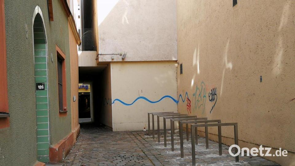 Die Spuren des Radverkehrskonzepts in der Altstadt. Idyllisch sieht anders aus. Aber Fahrradabstellflächen existieren immerhin seit einiger Zeit am Eichenforstplatz im Bereich des sogenannten Pinkelgässchens. Bild: ass