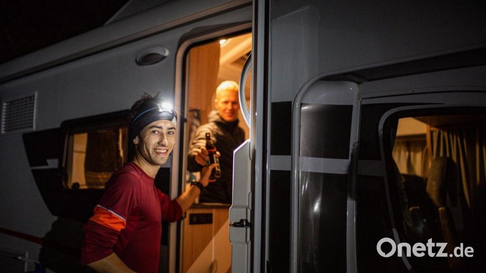 Maximilian Zeus nach getaner Abend mit dem Feierabendbier im Wohnmobil. Bild: Philipp Reiter/@philippreiter007