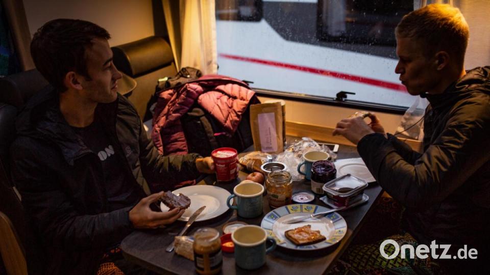 Maximilian Zeus beim Abendessen im Wohnmobil #Walrun Bild: Philipp Reiter/@philippreiter007
