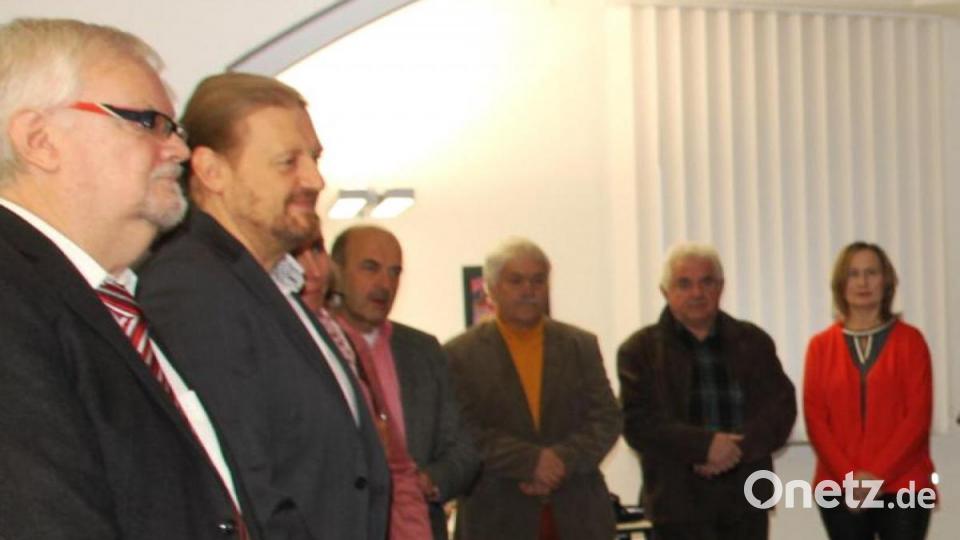 Redakteurin Gertraud Portner (von rechts), Josef Böhm, Udo Weiß und Georg Lang sowie Kai Gohlke und Wilhelm Amann freuen sich über die lobenden Worte der Zweiten Bürgermeisterin. Bild: frd