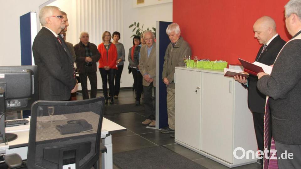 Dekan Alfons Kaufmann (von rechts) und Pfarrer Norbert Schlinke gaben den neuen Redaktionsräumen am Marktplatz 24 den kirchlichen Segen. Bild: frd