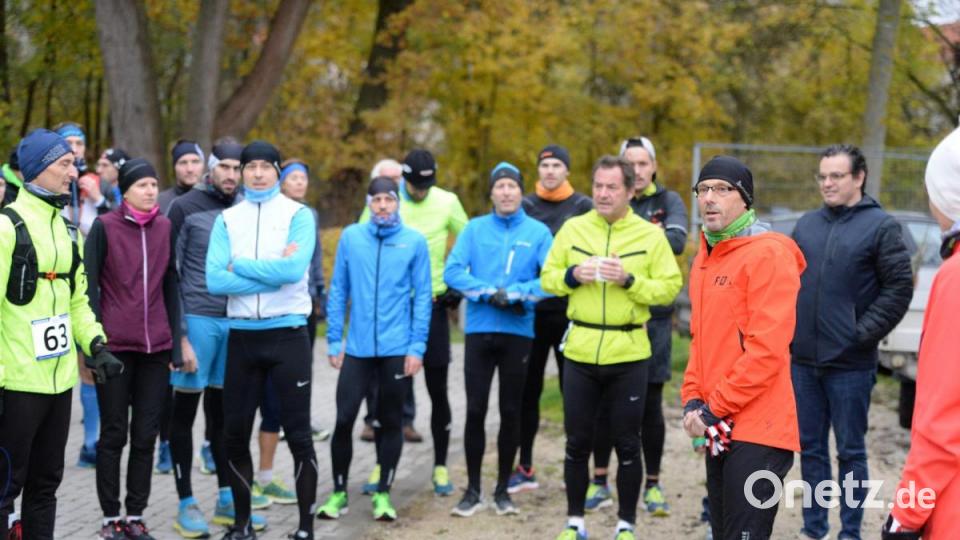 Bbei der Begrüßung durch Organisator Michael Kirsch (Zweiter von rechts). Bild: Andreas Brückmann