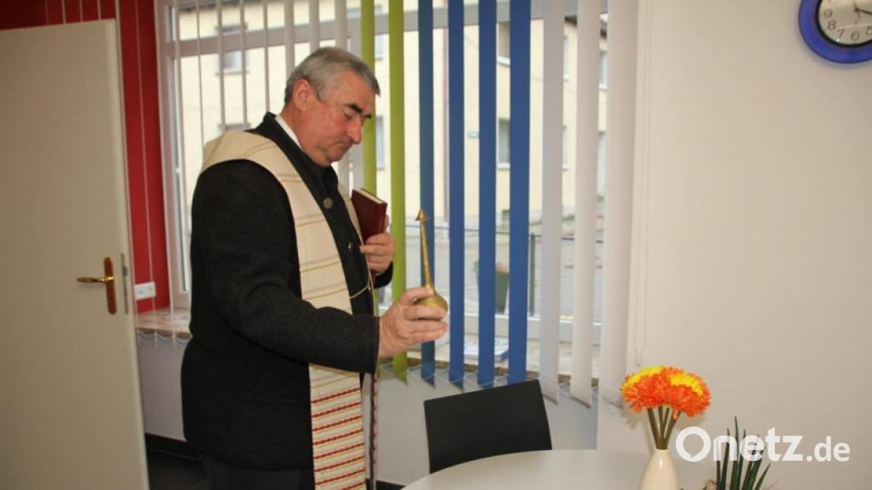 Stadtpfarrer Alfons Kaufmann segnet das Kreuz für die Redaktion. Bild: frd
