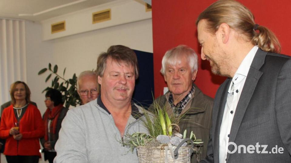 Kai Gohlke (rechts) bedankt sich bei Vermieter Hermann Deyerl. Dieser überreicht ein kleines Präsent zur Eröffnung Bild: frd