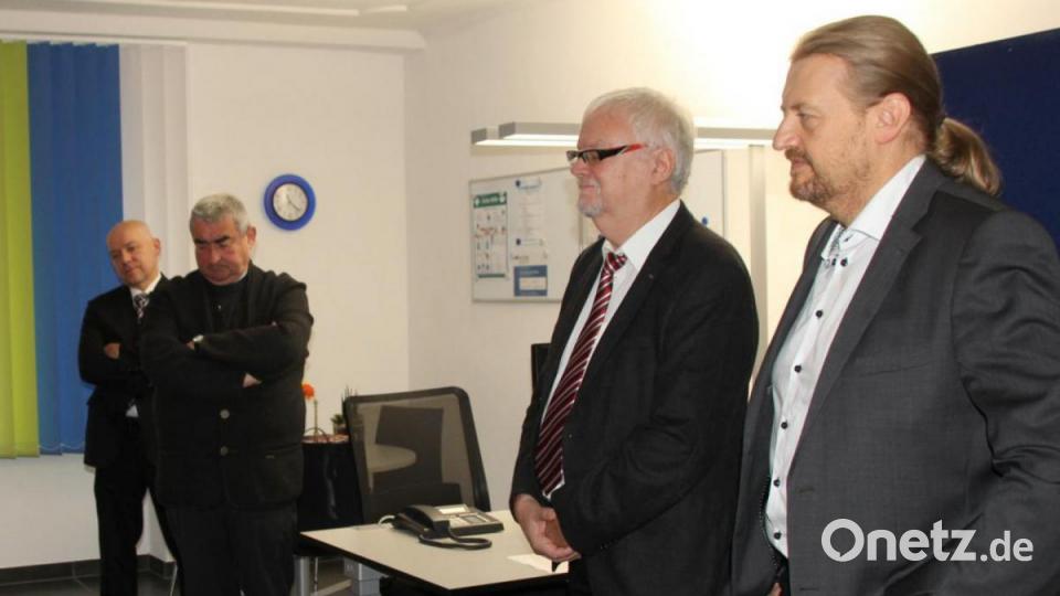 Kai Gohlke (von rechts) und Wilhelm Amann freuen sich, dass das Medienhaus in den Standort Oberviechtach investiert. Bild: frd