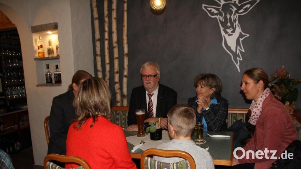 Gesprächsrunde nach dem offiziellen Teil. Bild: frd