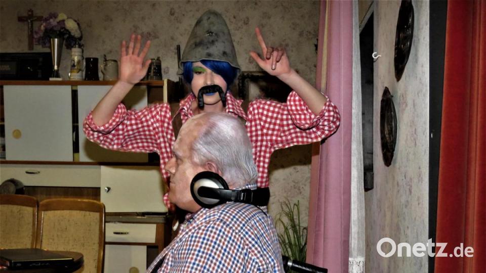 Dem senilen Opa (Markus Weig, vorne) ist alles egal. Und &quot;egal&quot; zeigt er auf der Bühne ziemlich gut. Bild: ubb