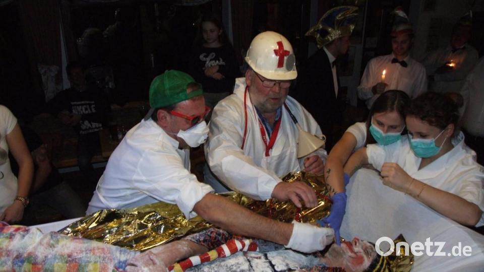 Die Ärzteschaft (links Josef Kirchberger, rechts Raimund Ferstl) hatte verschiedenste Werkzeuge, um den Fasching wieder zum Leben zu erwecken. Bild: zth