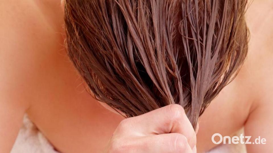 Die meisten Frauen waschen ihre Haare jeden Tag. Dabei würde eine Wäsche alle zwei bis drei Tage völlig ausreichen. Bild: Robert Kneschke – stock.adobe.com