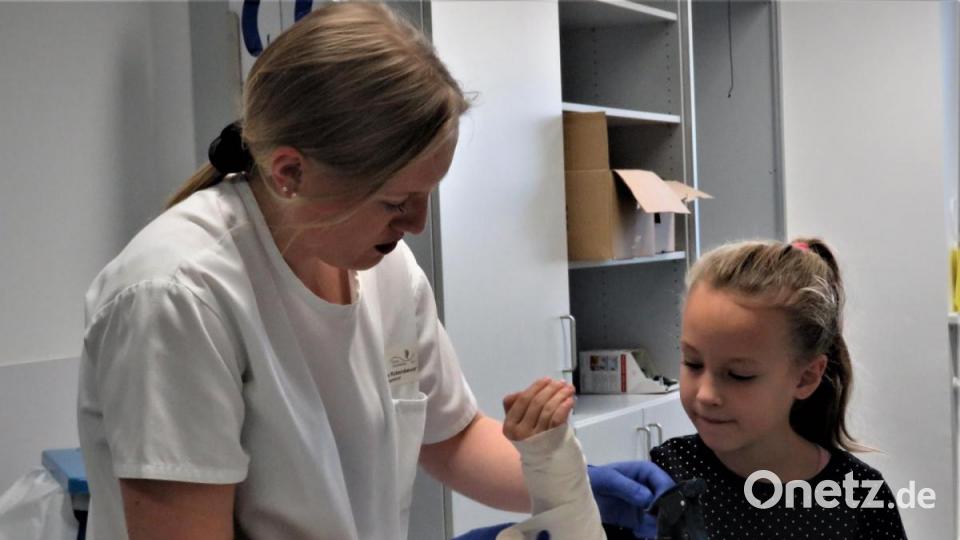 Hannah (rechts) bekommt einen Gips. Bild: ubb